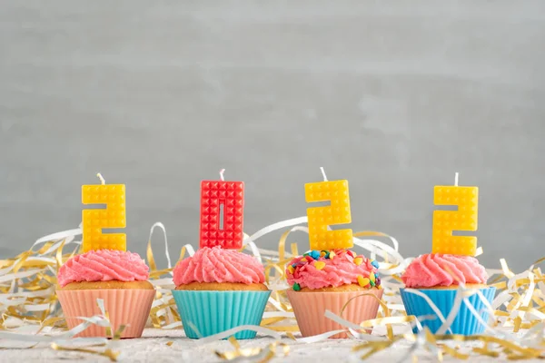 Deliciosos Cupcakes Decorados Con Velas Forma Números 2022 Sobre Fondo —  Fotos de Stock