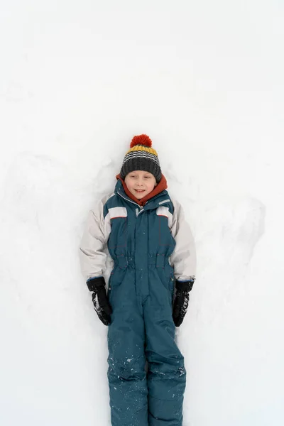 Pojke Varm Overall Och Hatt Ligger Snön Vinterlov Barnet Leker — Stockfoto