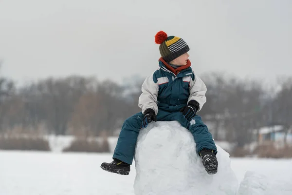 Дитина Грає Сніжному Замку Портрет Хлопчика Великому Блоці Снігу Зимовому — стокове фото
