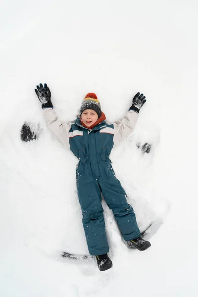 Glada Pojke Ligger Snön Och Gör Snöängel Lycklig Barndom Högst — Stockfoto