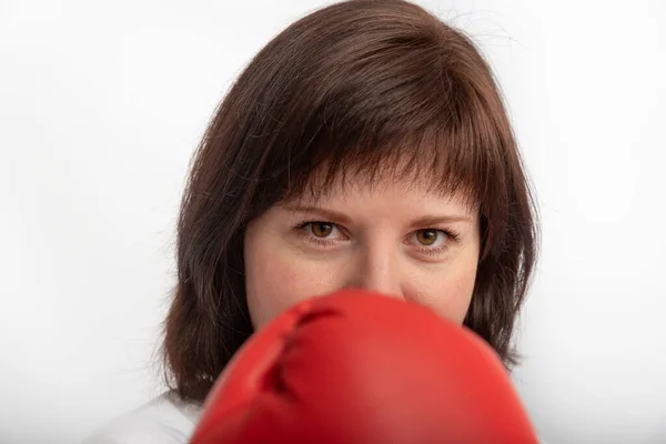 Feche Retrato Menina Cabelos Escuros Luvas Boxe Fundo Branco Conceito — Fotografia de Stock