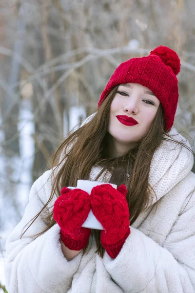 Retrato Hermosa Chica Sombrero Punto Rojo Manoplas Con Copa Las —  Fotos de Stock