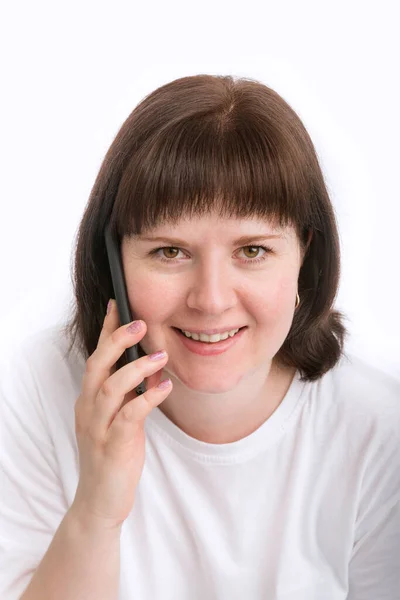 Porträt Einer Jungen Lächelnden Frau Mit Dunklen Haaren Und Telefon — Stockfoto