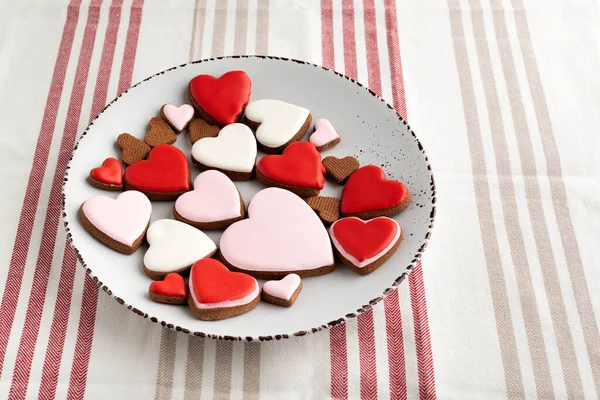 Plaat Met Veelkleurige Hartvormige Koekjes Voor Valentijnsdag Zelfgemaakt Gebak — Stockfoto