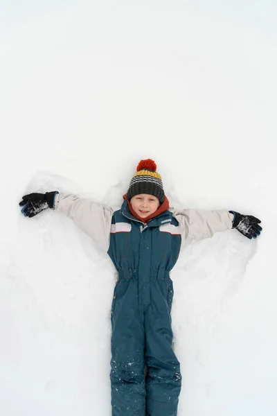 Щасливий Хлопчик Який Грає Взимку Снігу Малюк Робить Сніговий Ангел — стокове фото