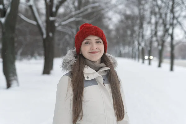 Retrato Linda Chica Sombrero Punto Rojo Sobre Fondo Cubierto Nieve —  Fotos de Stock