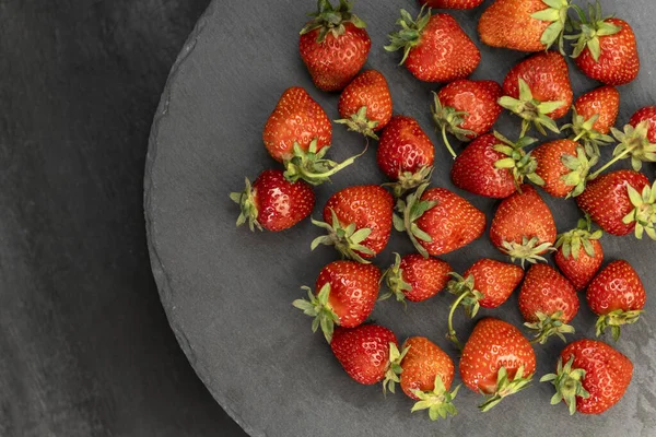 Fondo Fresas Rojas Maduras Cerca Vista Superior Fresas Recién Cosechadas — Foto de Stock