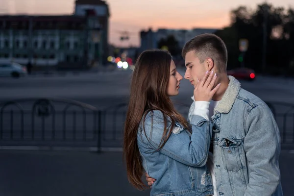 Young Beautiful Couple Hugging Evening City Background — Fotografia de Stock