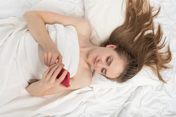 Beautiful Girl Lies Bed Phone Intimate Correspondence Woman Chatting Social — Stock Photo, Image