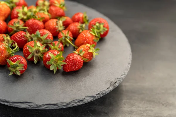 Fresas Orgánicas Recién Recogidas Los Agricultores Bandeja Gris Fresas Maduras — Foto de Stock