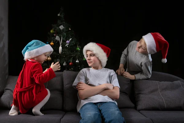 Children Waiting Christmas Gifts Three Children Santa Hats — Stock Photo, Image