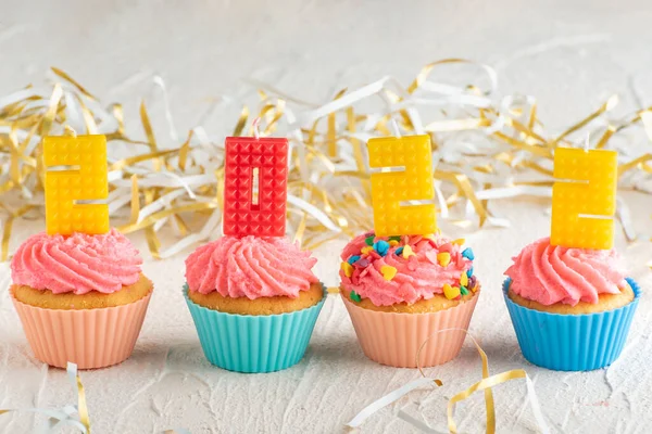 Pastelitos Caseros Esmerilados Con Glaseado Crema Mantequilla Rosa Con Coloridas —  Fotos de Stock