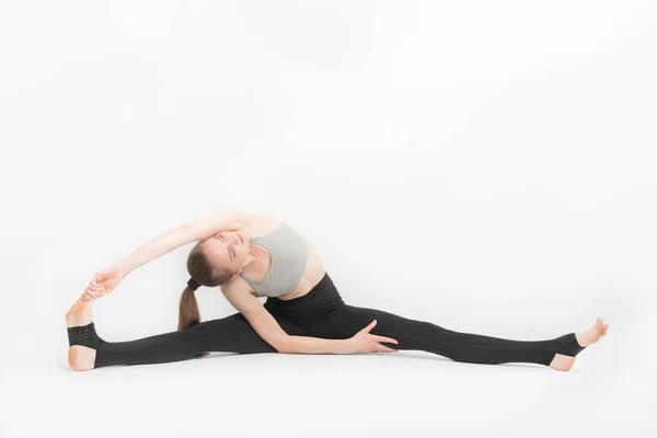 Adolescente Est Engagée Dans Gymnastique Danseuse Formation Sur Fond Blanc — Photo