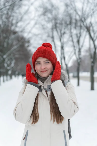 Красива Щаслива Смішна Молода Жінка Зимовому Червоному Капелюсі Рукавичках Біля — стокове фото