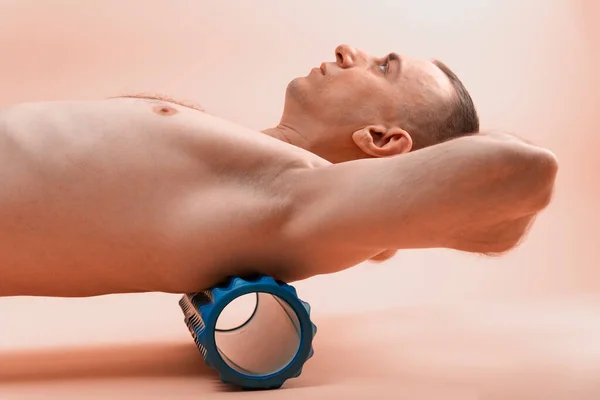 Young Naked Man Lies Foam Roller Myofascial Release Расслабление Мышц — стоковое фото