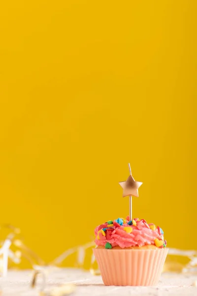 Tarjeta Vacaciones Con Cupcake Con Velas Sobre Fondo Amarillo Brillante —  Fotos de Stock