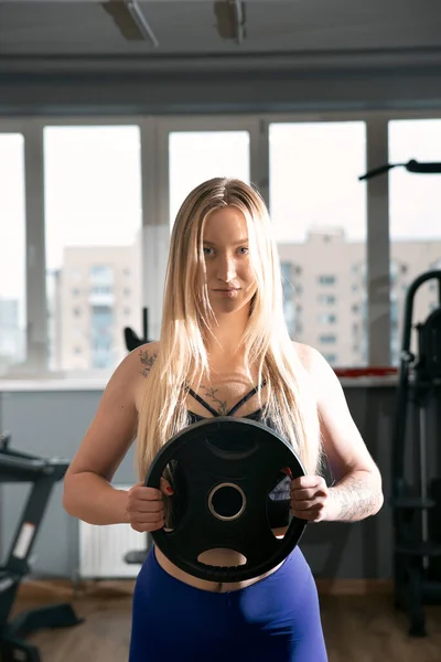 Sexy Caucasian Fitness Model Posing Gym Blonde Girl Holding Dumbbells — Stock Fotó