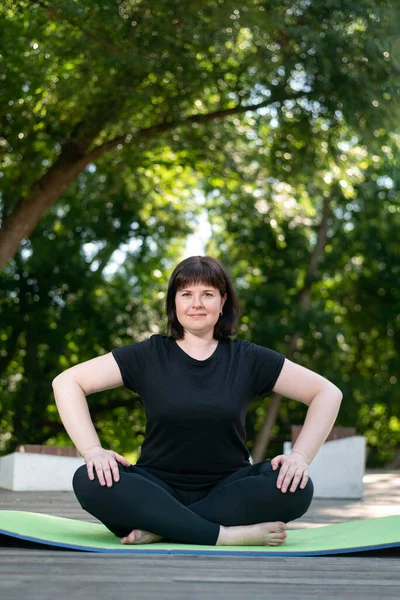 Beautiful Young Girl Meditates Park Sitting Green Yoga Mat Hands — Stock fotografie