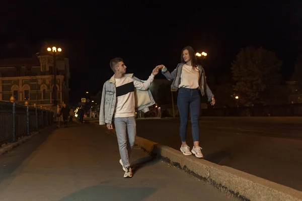 Young Couple Walks Evening City Guy Holds Girls Hand — Fotografia de Stock