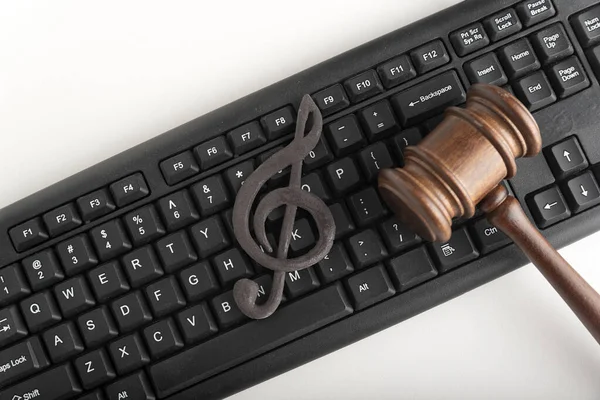 Treble Clef Keyboard Next Wooden Gavel Protection Music Intellectual Property — стоковое фото