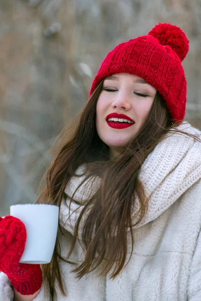 Retrato Niña Hermosa Feliz Sombrero Rojo Punto Mitones Con Taza —  Fotos de Stock