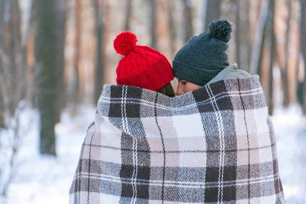 Любляча Пара Взимку Парку Під Теплим Покривом Ніжність Єдність Любов — стокове фото