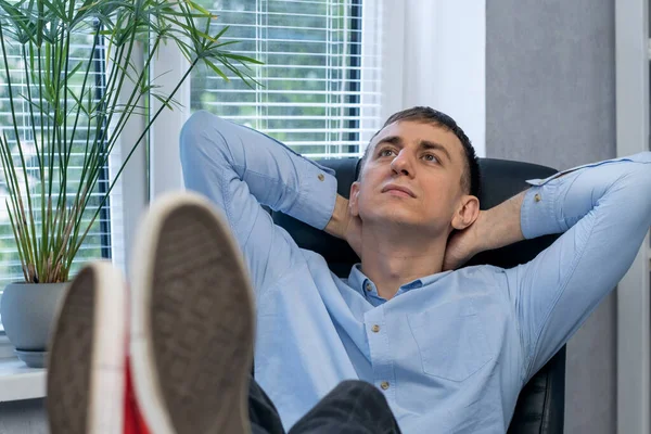 Office Worker Workplace Rests Chair His Feet Table Anticipation Vacation — Zdjęcie stockowe