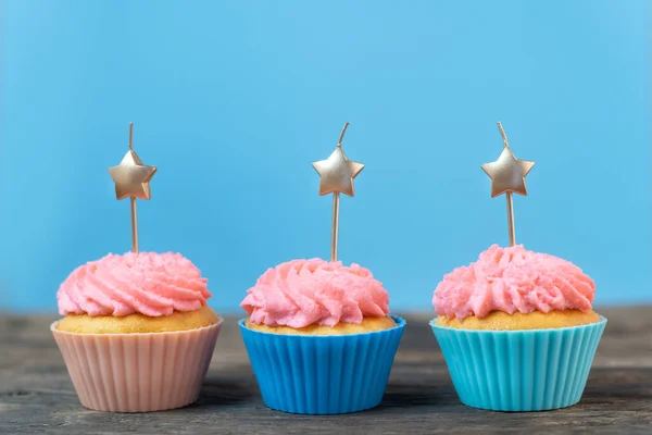 Tarjeta Vacaciones Brillante Con Tres Cupcakes Velas Forma Estrellas Sobre — Foto de Stock