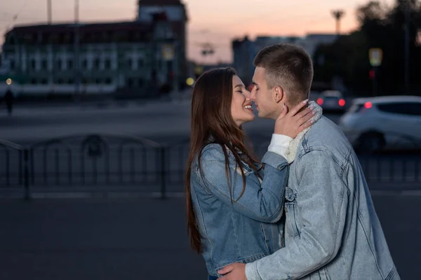 Young Beautiful Couple Hugging Kissing Background Evening City — Fotografia de Stock
