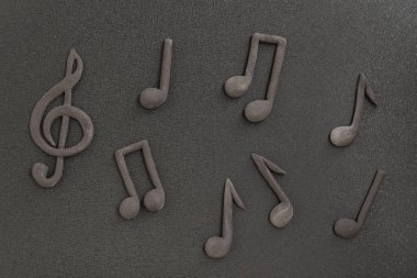 Üçlü anahtar ve siyah arka planda notalar. Müzik sembolü. Sol anahtarı. Keman anahtarı. Müzik notaları. Boşluğu kopyala