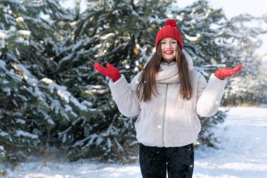 Karlı ormanda Bubo 'su olan kırmızı şapkalı güzel esmer kadın. İyi kış tatilleri..