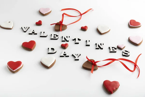 Día San Valentín Letras Muchos Corazones Galletas Sobre Fondo Blanco — Foto de Stock