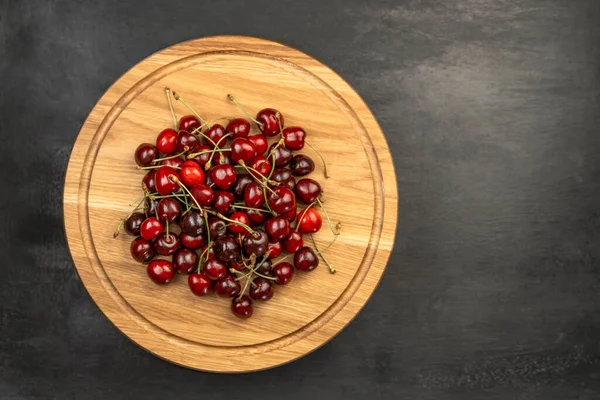 Fresh Ripe Sour Cherries Wooden Plate Gray Background Red Juicy – stockfoto