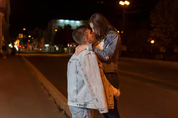 Νεαρός Άντρας Και Κορίτσι Αγκαλιάζονται Στο Φόντο Της Νυχτερινής Πόλης — Φωτογραφία Αρχείου