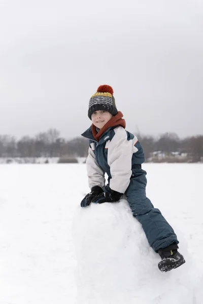 Πορτρέτο Του Παιδιού Χειμώνα Στο Πάρκο Αγόρι Φτιάχνει Κάστρο Από — Φωτογραφία Αρχείου