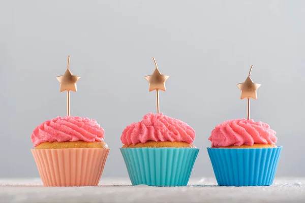 Velas Doradas Forma Estrella Cupcakes Con Glaseado Crema Mantequilla Rosa — Foto de Stock