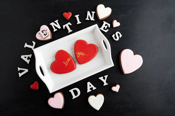 Valentijnsdag Belettering Gember Hartvormige Koekjes Zwarte Achtergrond — Stockfoto