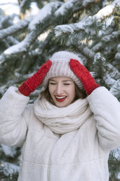 Hermosa Niña Sonriente Feliz Endereza Sombrero Bosque Invierno Contra Fondo — Foto de Stock