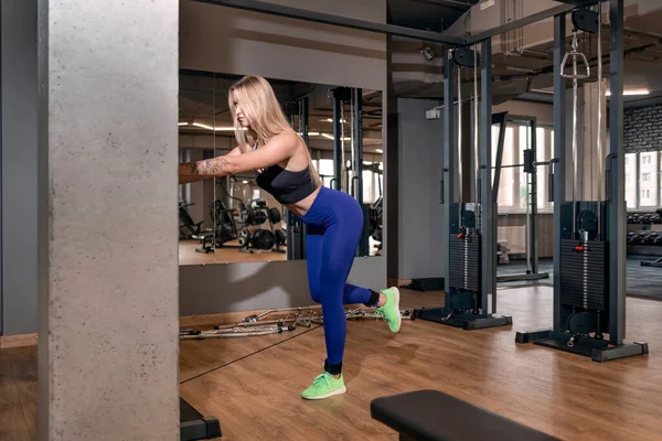 Fitness Kaukasiska Modell Dam Bär Sport Träningsoverall Gör Motion För — Stockfoto