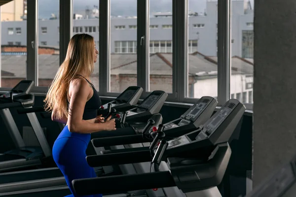 Young Fitness Girl Running Treadmill Machine Girl Trains Gym Aerobic — Stockfoto