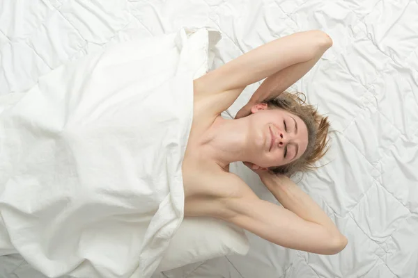 Beautiful Naked Woman Lies Bed Hands Head Covered White Sheet — Stock Photo, Image