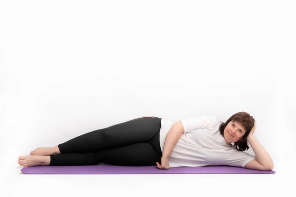 Porträtt Överviktig Ung Kvinna Ligger Och Tittar Kameran Yogamattan Vit — Stockfoto