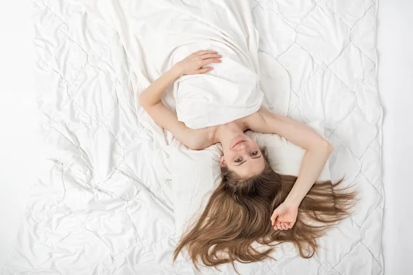 Cute Caucasian Long Hair Girl Bed Top View Portrait Happy — Stock Photo, Image