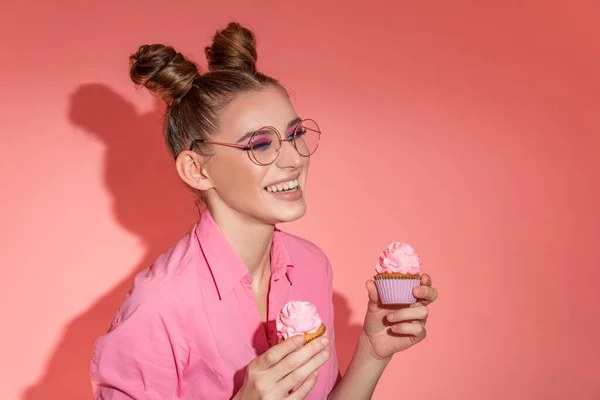 Lustig Lächelnde Frau Rosa Hemd Mit Muffins Auf Rosa Hintergrund — Stockfoto