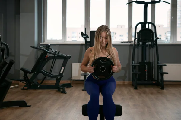 여성은 테스를 운동을 다리와 엉덩이 운동을 선수인 체육관에서 운동을 — 스톡 사진