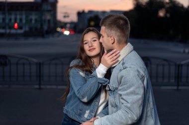 Birbirine aşık iki öğrenci akşam kentinde dolanıp sarılıyorlar..
