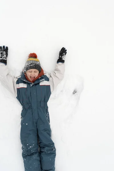 Хлопчик Теплому Комбінезоні Капелюсі Лежить Снігу Зимові Свята Дитина Грає — стокове фото