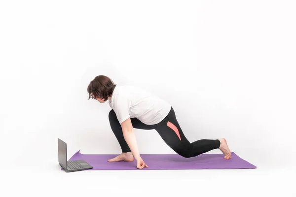 Överviktig Flicka Engagerad Sport Video Kurs Kvinna Gör Övning Yogamattan — Stockfoto