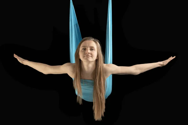 Glad Kvinna Flyger Yogamock Porträtt Ung Flicka Gymnastikträning Flygyoga — Stockfoto