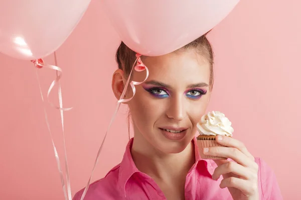 Dziewczyna Profesjonalnym Różowym Makijażu Cieszy Pyszne Babeczki Portret Kobiety Słodyczami — Zdjęcie stockowe